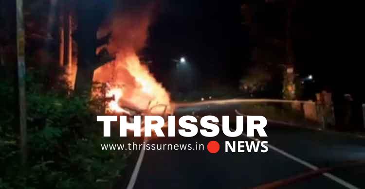 കുറുക്കൻമാർ റോഡിന് കുറുകേ ചാടി; നിയന്ത്രണം വിട്ട കാർ കത്തി നശിച്ചു